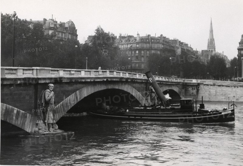 Shipping traffic on the Seine that is in flood, 1939