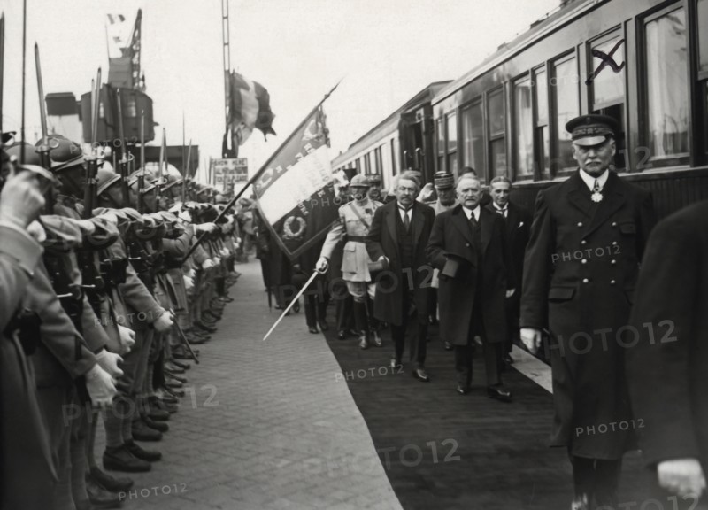 Doumergue passant en revue la garde d'honneur, 1927