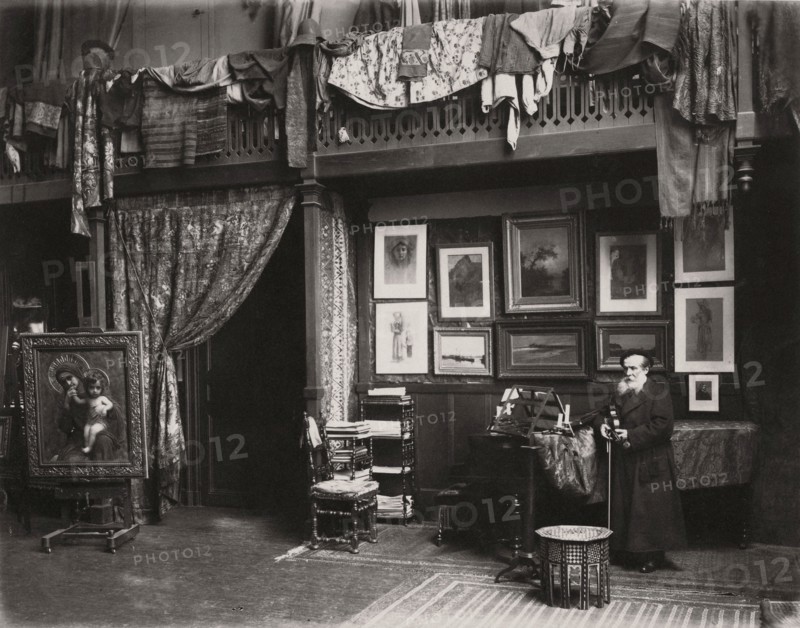 Ernest Hébert dans son atelier