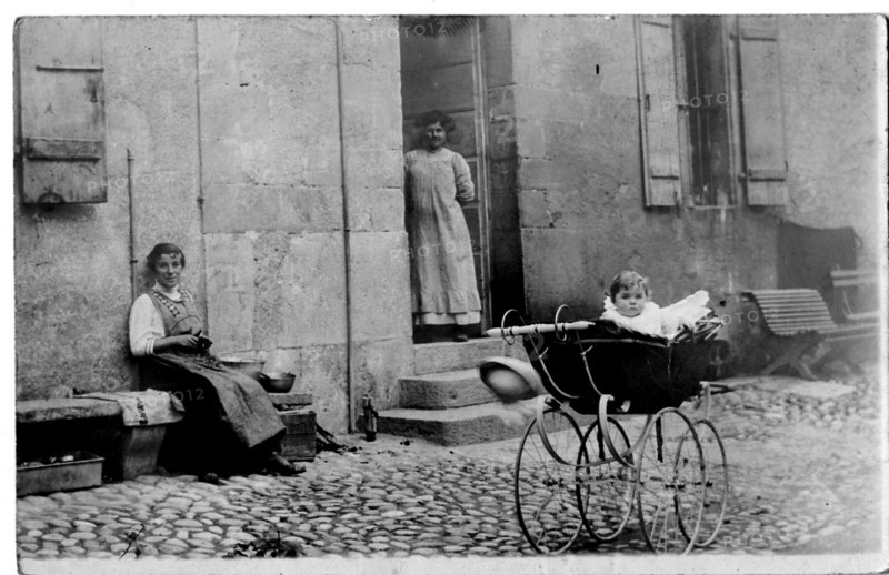 Bébé dans sa poussette