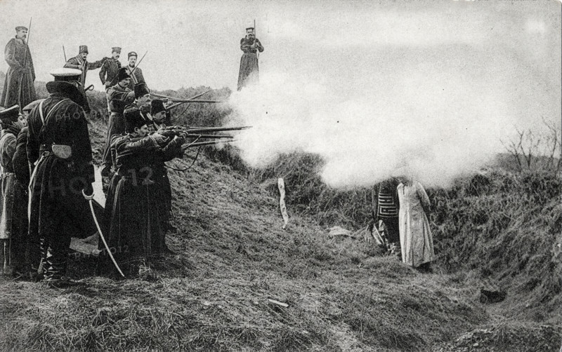 Exécution de deux espions allemands par des soldats russes