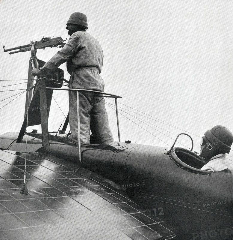 Air artilliary on an airplane in 1914-1918
