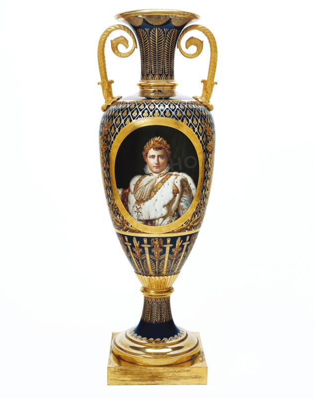 Manufacture de Sèvres, Vase fuseau avec le portrait de l'Empereur en costume du Sacre, recto