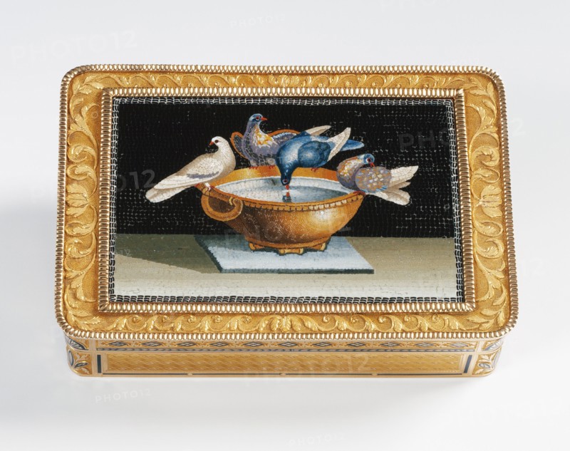 Box decorated with a mosaic: doves