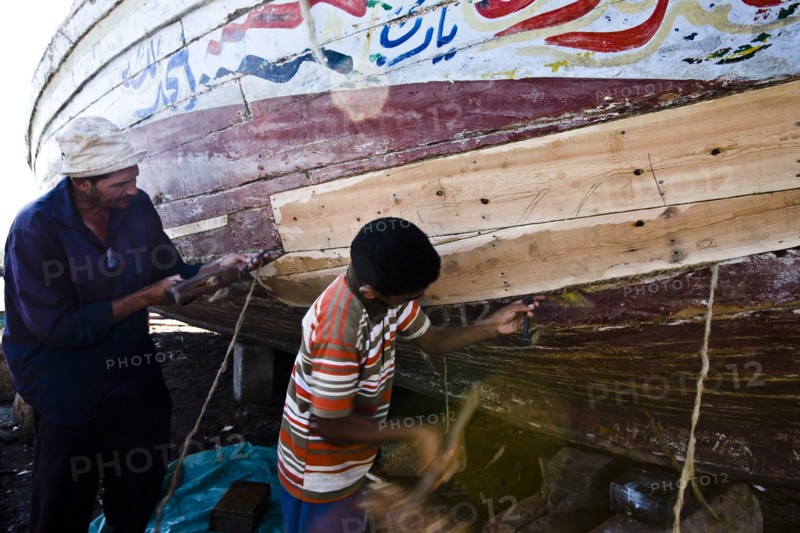Pêcheurs réparant leur bateau (Egypte)