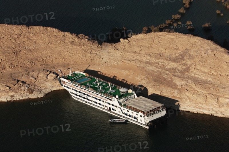 Bateau de croisière accostant près du temple de Derr