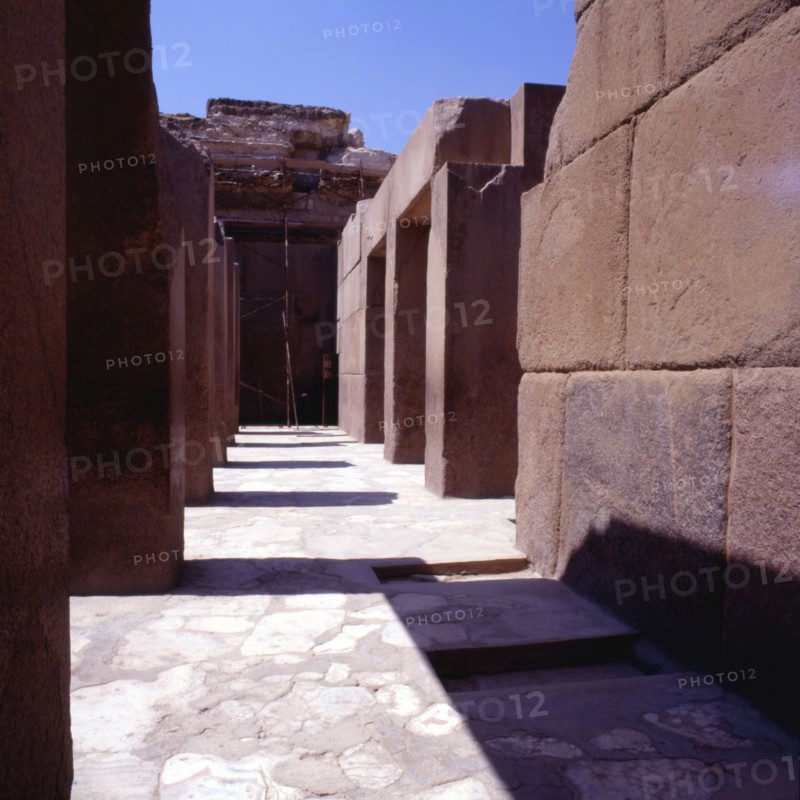 Guizeh, Pyramide de Kephren, temple bas de la pyramide, piliers monolithes