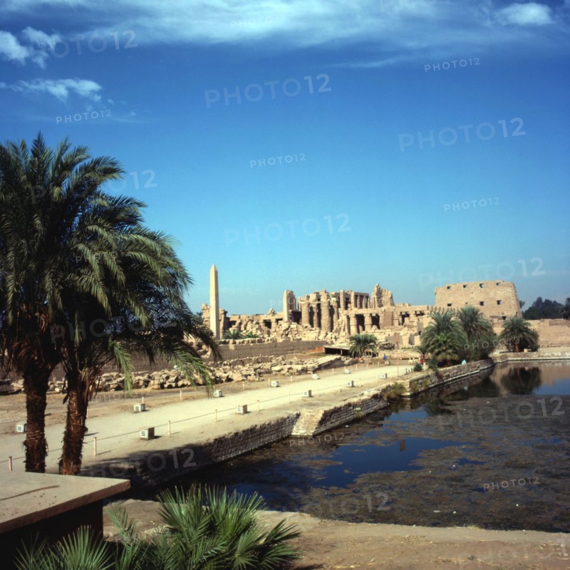 Karnak, Vue du lac sacré sur la face orientale de la salle hypostyle