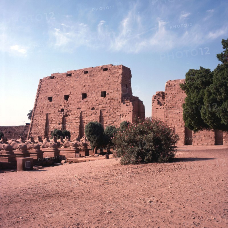 Karnak, Temple d’Amon-Rê, 1er pylône côté sud et allée processionnelle