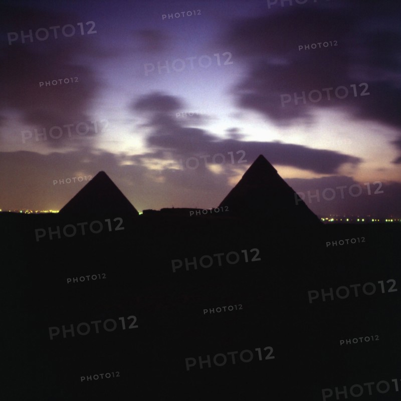 Plateau de Gizeh, Pyramides de Khéops et Kephren vues de nuit