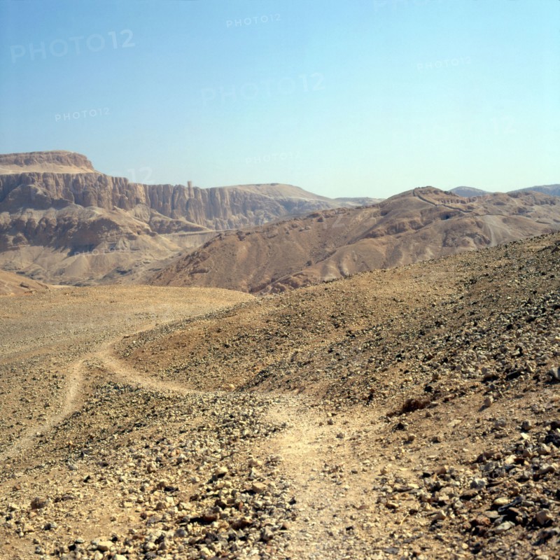 Deir el-Medina, Theban mountain, path leading to the village of the craftsmen of the necropolis in the Valley of the Kings.