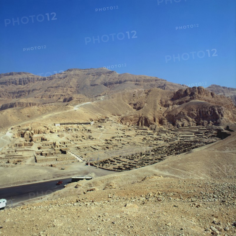 Deir el-Medina, Village of the craftsmen of the Theban necropolis, view of the "Crest" and the path leading to the Valley of the Kings