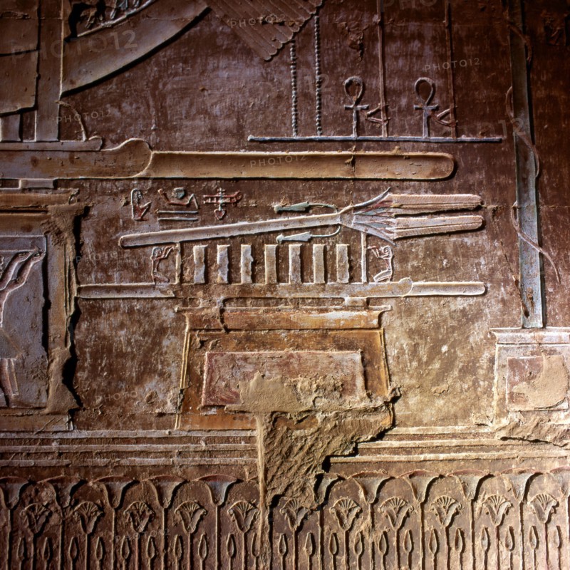 Deir el-Medineh,Temple ptolémaïque , chapelle de gauche, le pilier Nerfertem sur son reposoir
