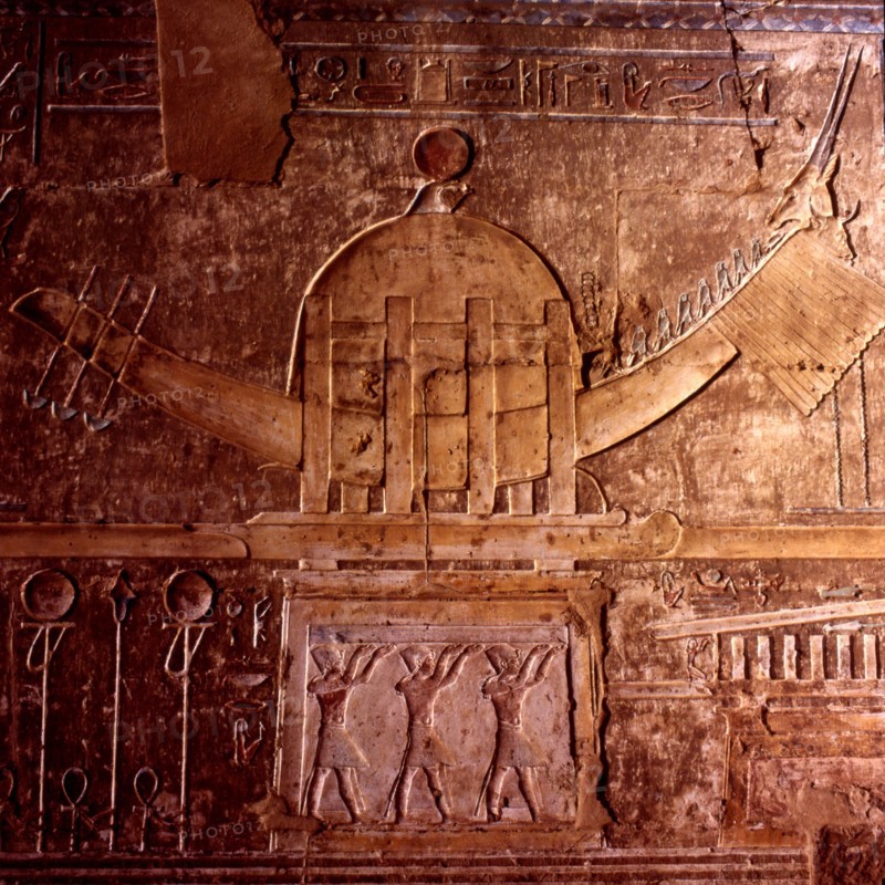 Deir el-Medineh, Temple ptolémaïque , chapelle de gauche, la barque de Sokaris sur son reposoir