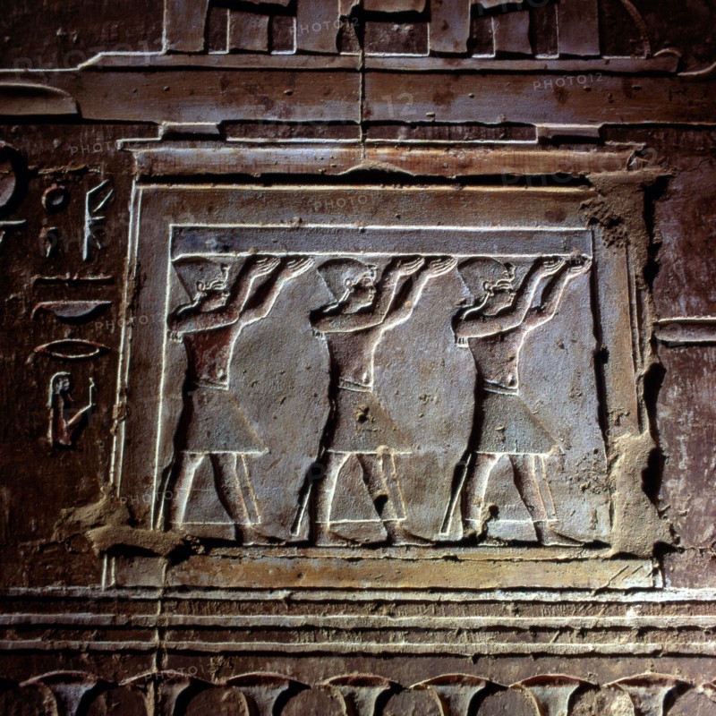Deir el-Medineh, Temple ptolémaïque, chapelle de gauche, la barque de Sokaris, détail du reposoir, le soulèvement du ciel par Pharaon
