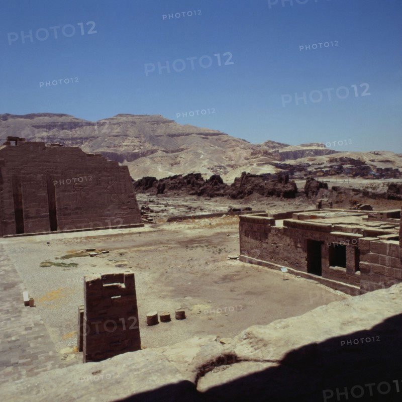 Medinet Habou, Temple de Medinet Habou, premier pylone et temple des Thoutmôsis