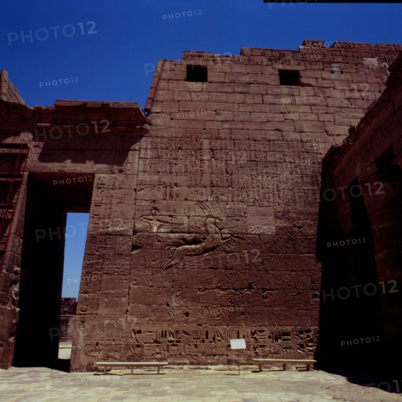 Medinet Habou, Temple de Ramsès III, première cour,  le roi sur son char met en déroute les Lybiens