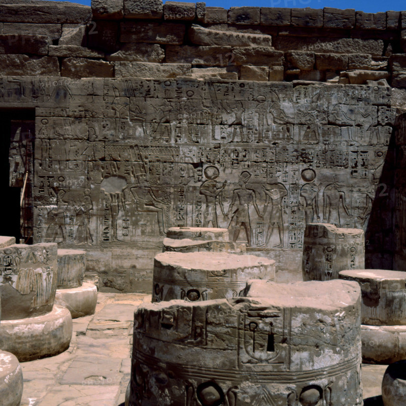 Medinet Habou, Temple de Ramsès III, première salle hypostyle, mur Est côté Sud, présentation du roi entre Horus et Thot au dieu Amon