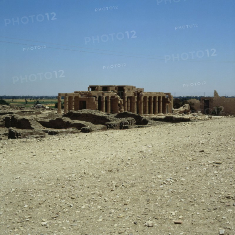 Ramesseum, Temple de Ramsès II, vue de la salle hypostyle côté Sud