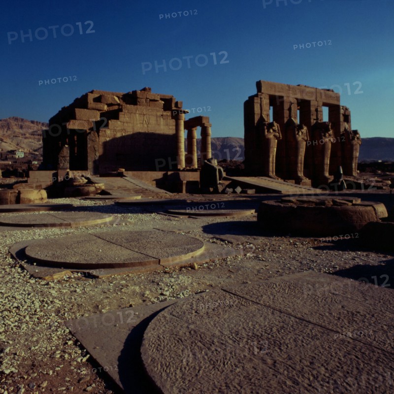 Ramesseum, Temple de Ramsès II, vestibule sur le devant de la salle hypostyle