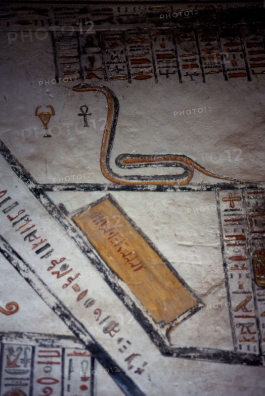 Tombe de Ramsès VI. Serpent dressé "Serqet" et  passage en pente avec porte