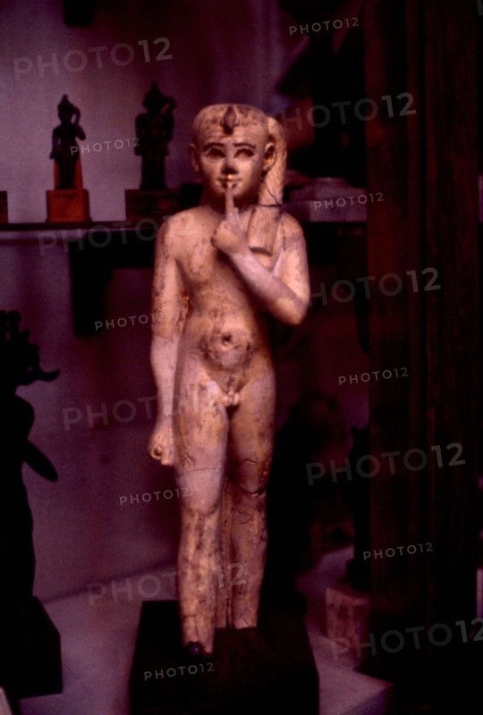 Représentation de l'enfant royal porteur de l'uraeus et de la mèche tressée, l'index placé devant la bouche