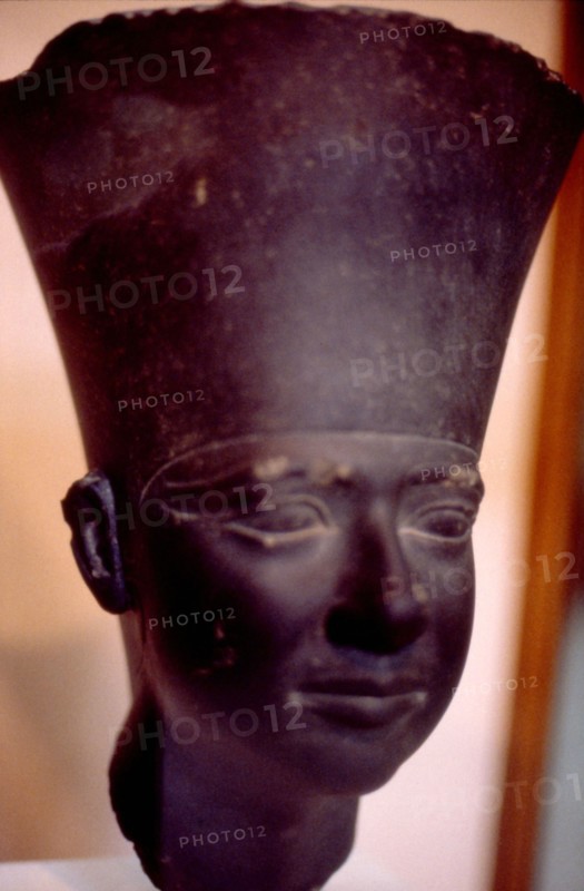 King Userkaf wearing the red crown