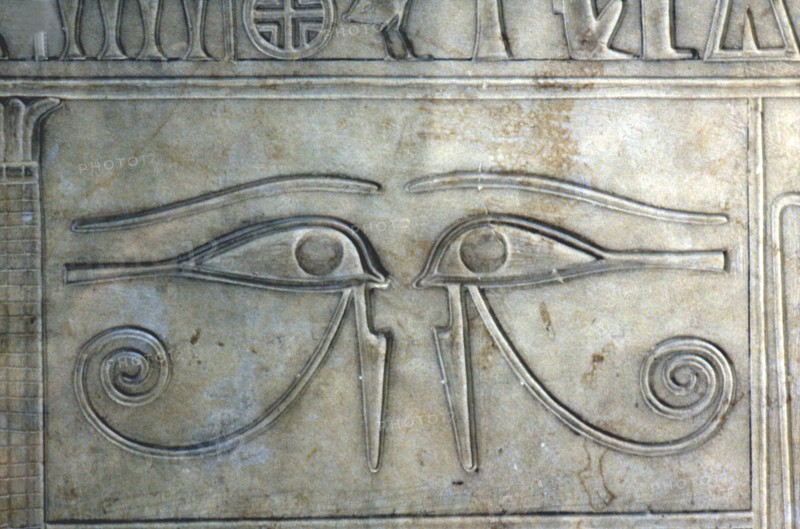 Sarcophage sur lequel est gravé deux yeux oudjat pour restituer au défunt sa vision