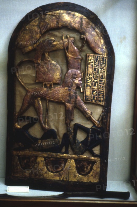 Stèle représentant le roi en sphinx couronné du pschent guidé par le faucon et terrassant les ennemis des contrées étrangères