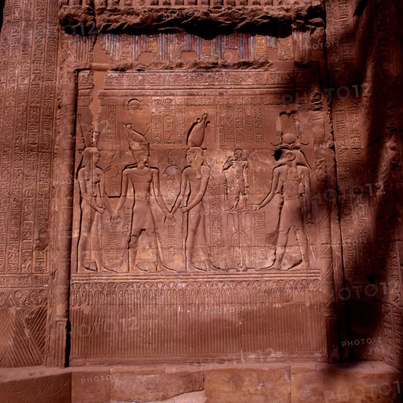 Esna, Bas-relief de la façade du temple