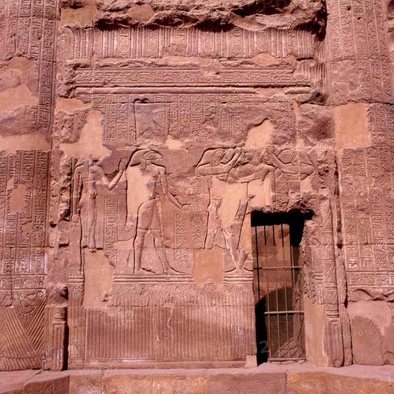 Esna, Bas-relief de la façade du temple