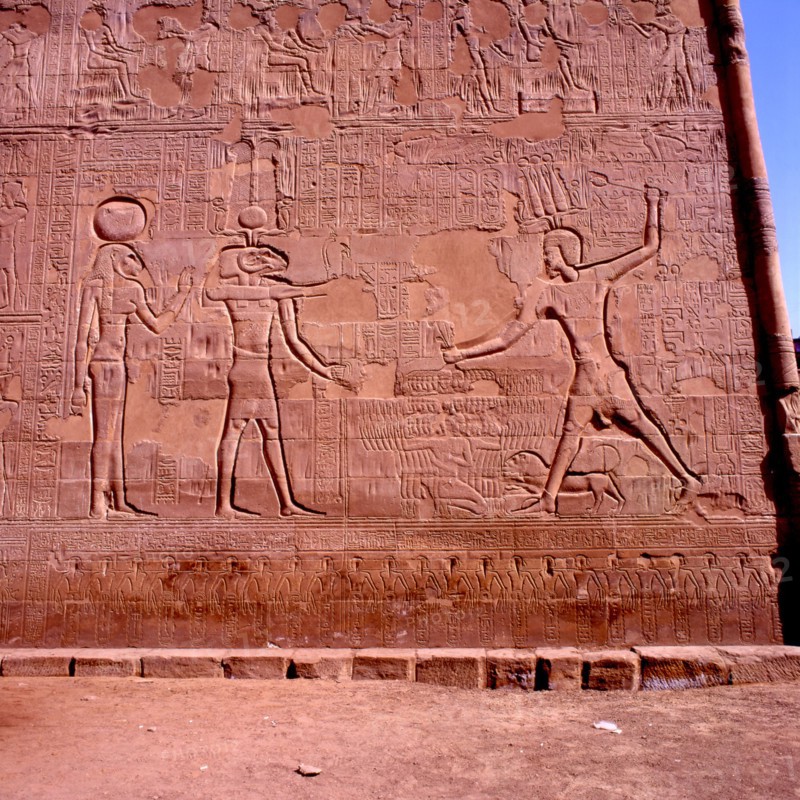 Esna, Bas-relief de la façade du temple