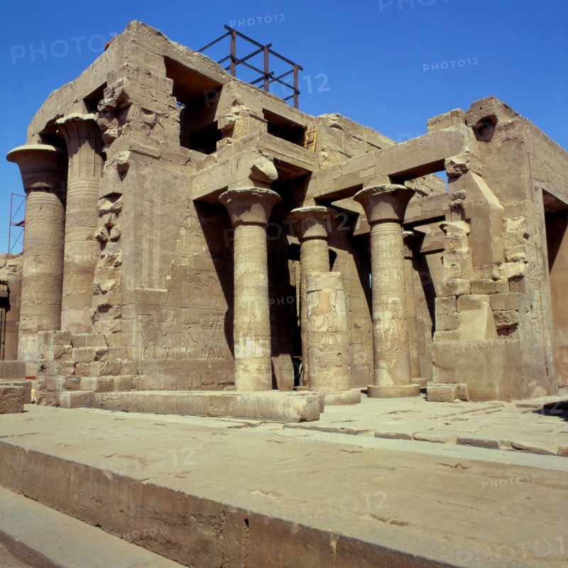 Kôm Ombo, Vue sur le coté de la façade du temple