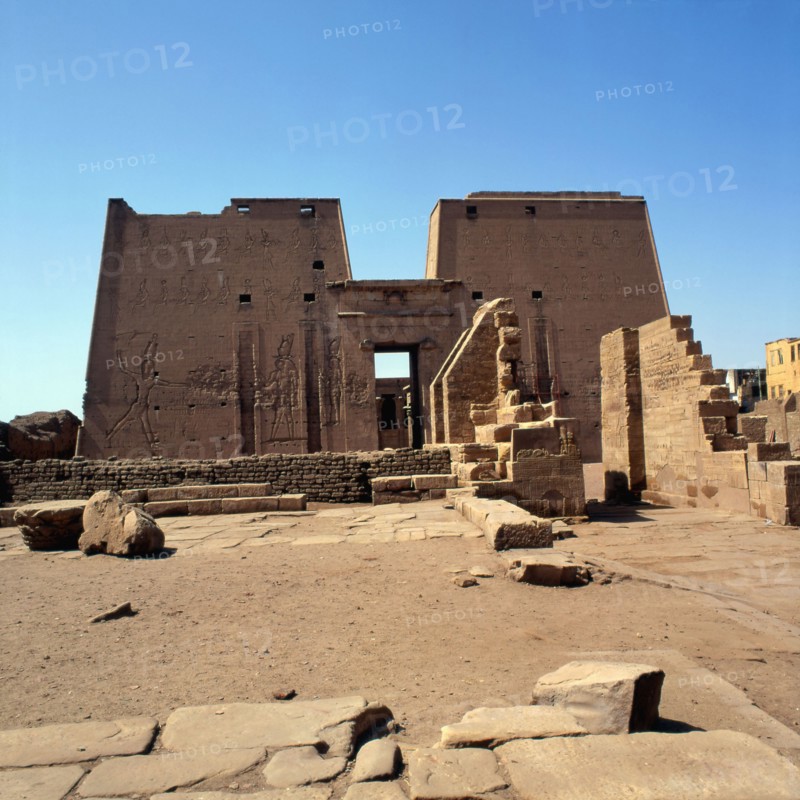 Temple d'Edfou, 1er pylône vu du Mammisi