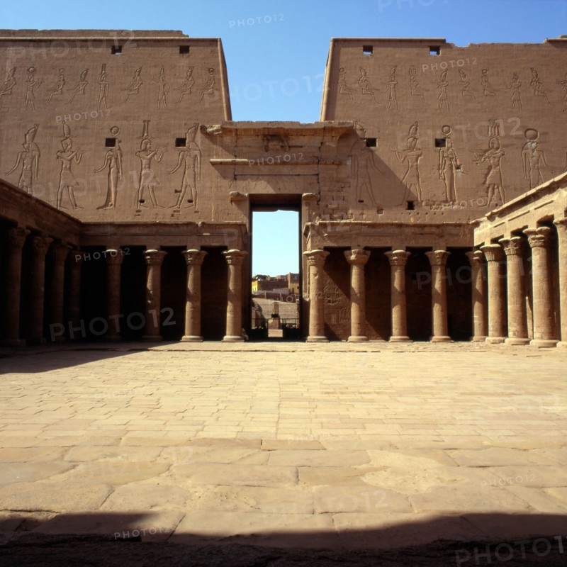 Temple d'Edfou, cour intérieure vue sur le 1er pylône