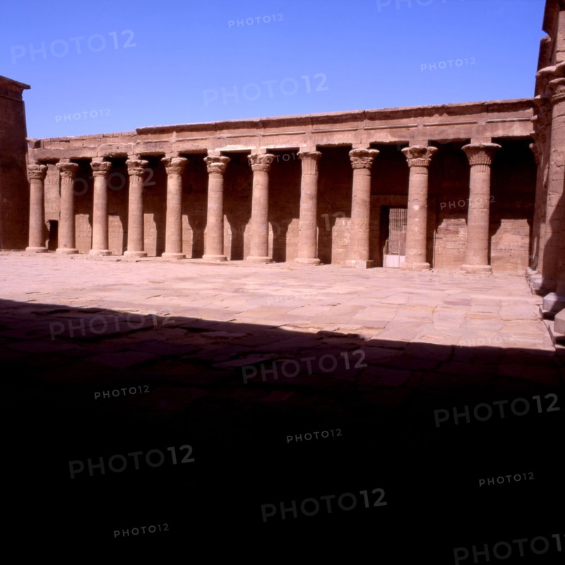 Temple d'Edfou. Cour intérieure vue sur la colonnade orientale