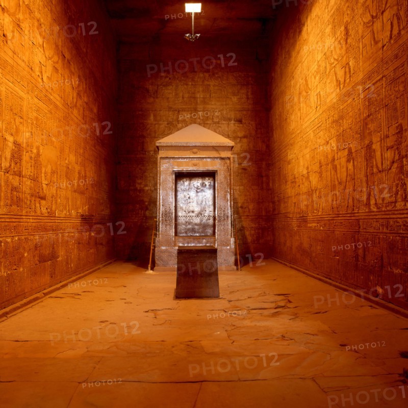 Temple d'Edfou. Le sanctuaire avec son naos