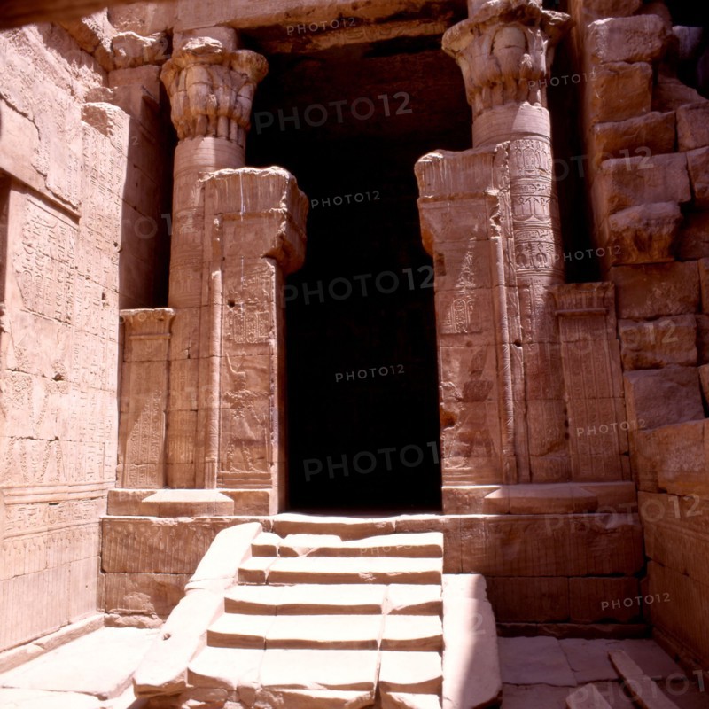Temple d'Edfou. Entrée de la chapelle de la vêture