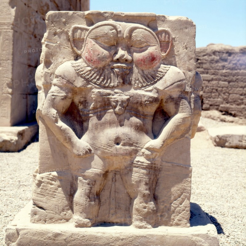 Temple de Dendérah. Statue de Bès