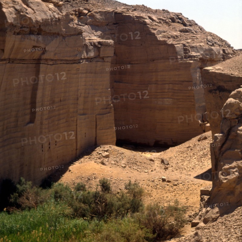 Sandstone quarry, Cutting stone beds