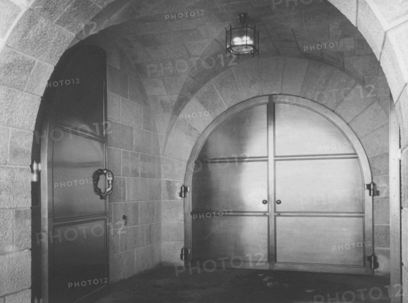 Le Nid d'Aigle (Berghof), résidence d'Adolf Hitler à Berchtesgaden.
Porte du couloir d'accès au nid d'aigle