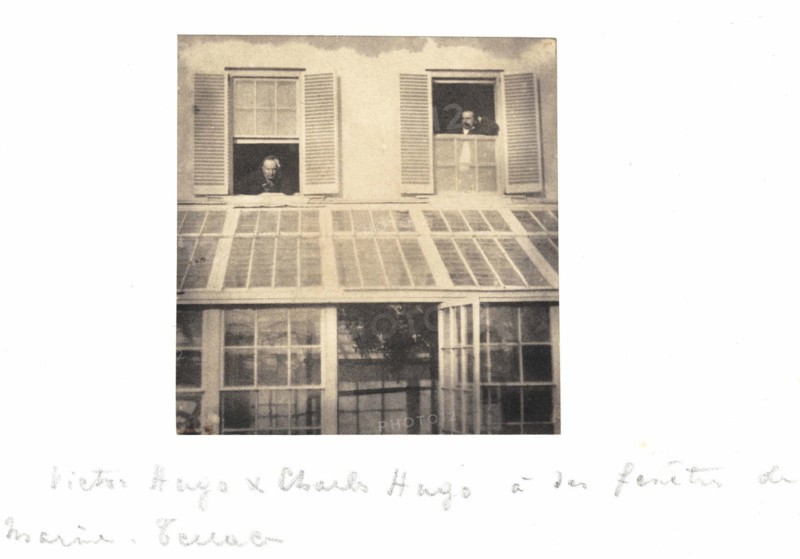 Victor Hugo et Charles Hugo à la fenêtre de Marine Terrace.