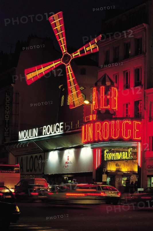 Cabaret le Moulin Rouge la nuit, Paris