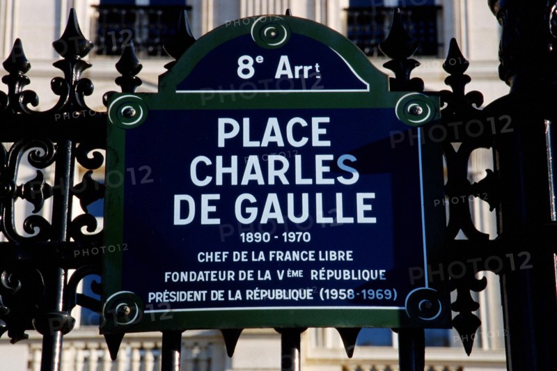 Signalisation de la place Charles de Gaulle à Paris