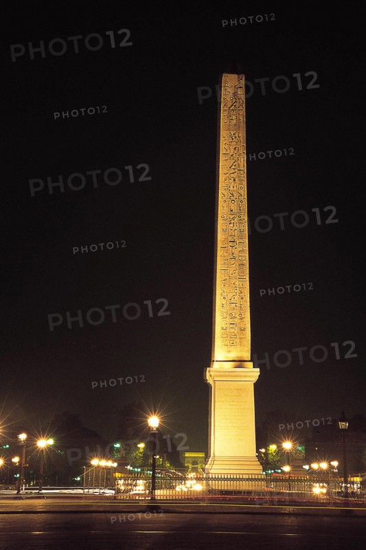 Obélisque illuminé place de la Concorde, Paris