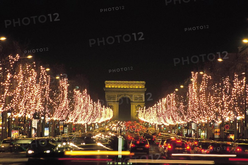 Paris, l'avenue des Champs-Elysées de nuit