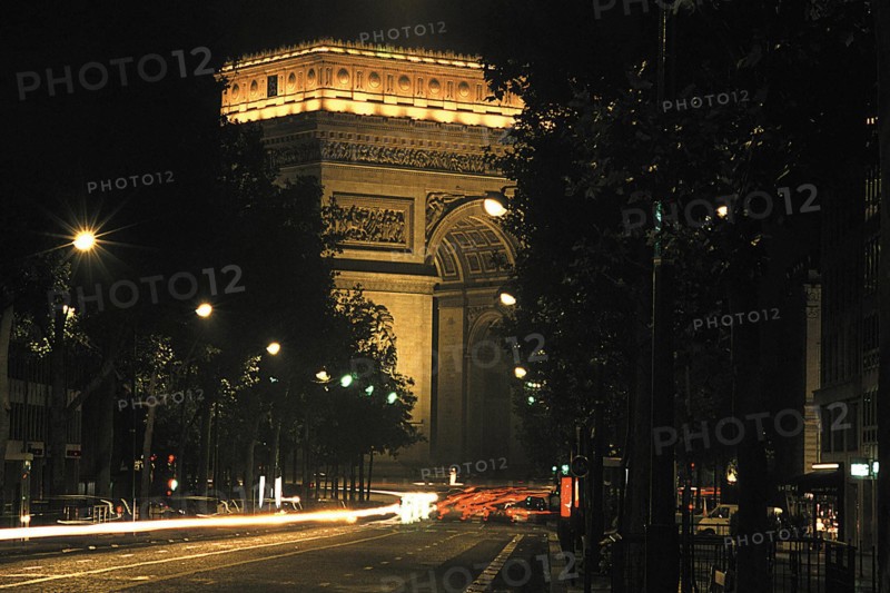 Paris, l'arc de triomphe de l'Etoile de nuit