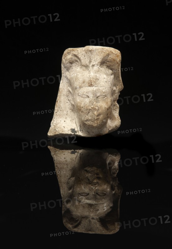 Modèle de sculpteur représentant la tête d'un roi coiffée du némès