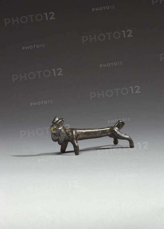Figurine représentant un caprin, le corps très étiré