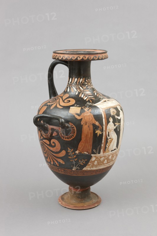 Apulian red figure hydria attributed to the Baltimore Painter